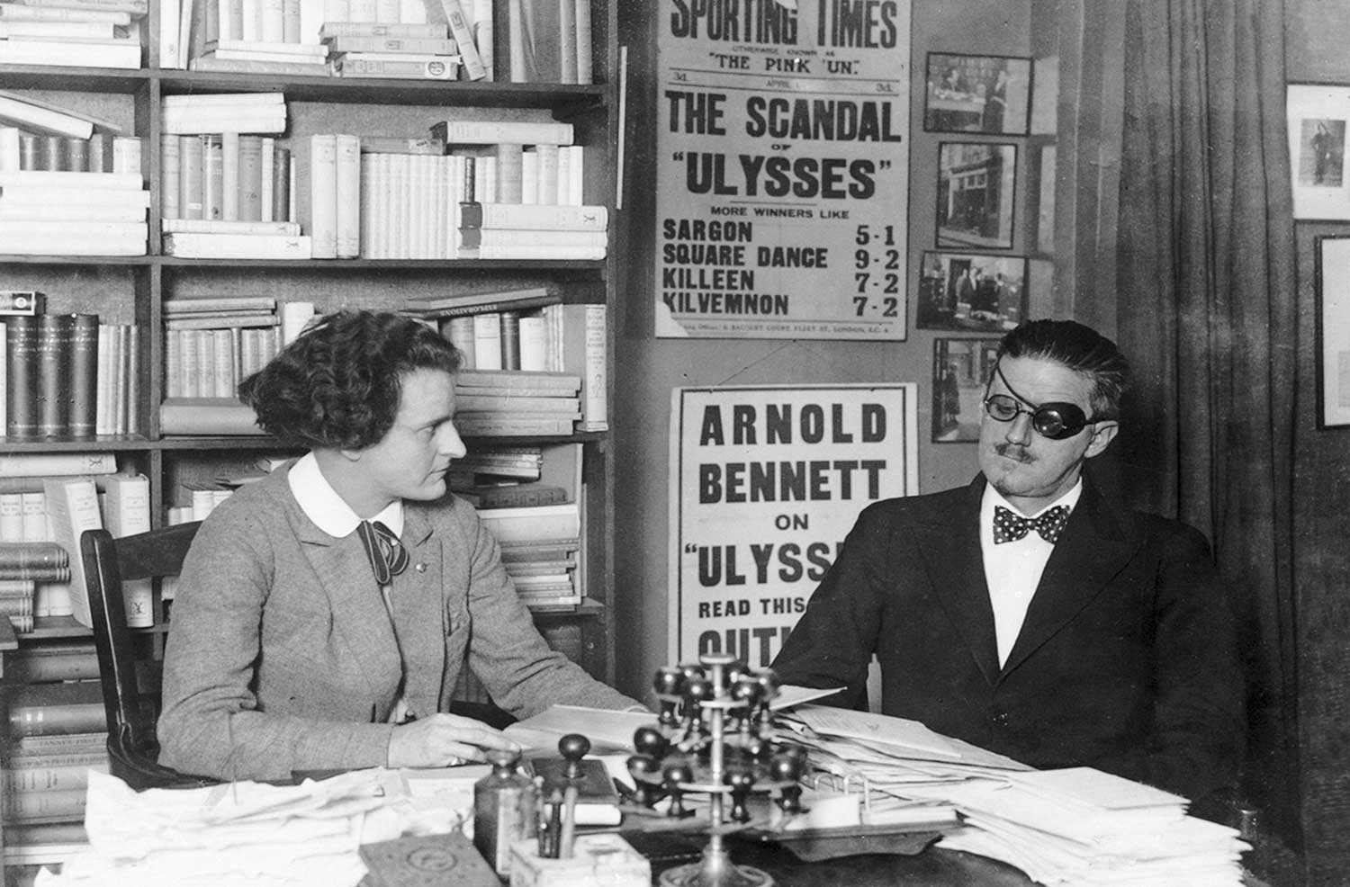 Sylvia y Joyce departen en la librería.