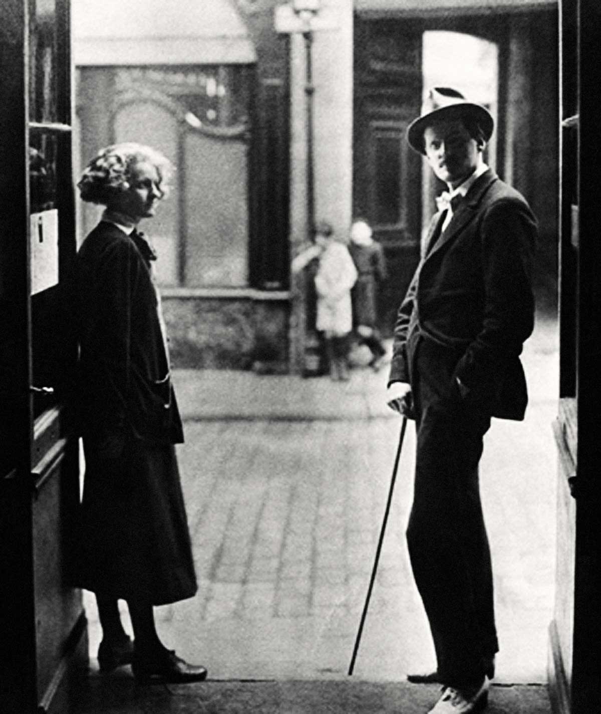 Sylvia Beach y James Joyce en la puerta de Shakespeare and Company.