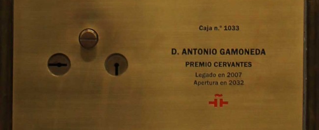 Caja que guarda el legado de Antonio Gamoneda en el Instituto Cervantes.