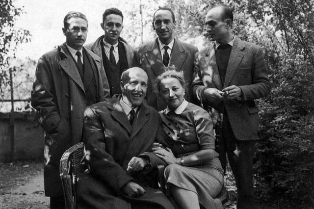 Medardo Fraile, Claudio Rodríguez, Carlos Bousoño, José Hierro, Vicente Aleixandre y Concha Lagos en el jardín de Velintonia.