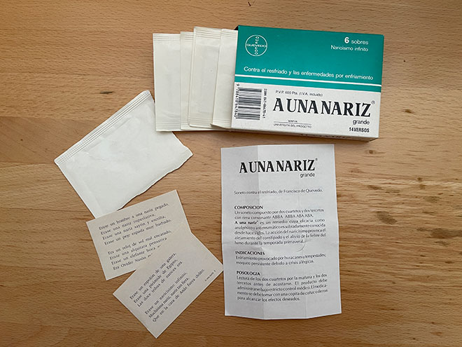 Caja de 'A un nariz' junto a su prospecto y una dosis.