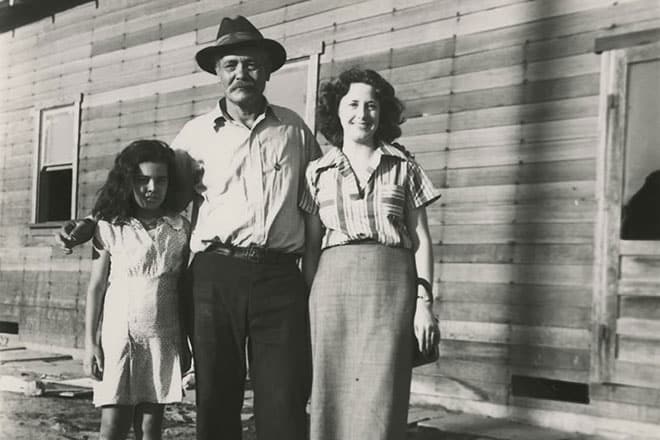 sanora_babb_con-familia-inmigrantes